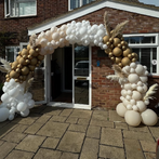 Balloon arch for domestic front door